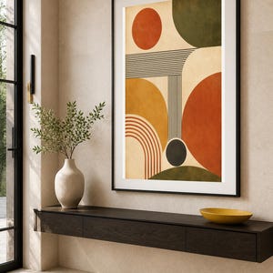 Puede incluir: Una impresi&oacute;n de arte mural vertical enmarcada que presenta formas geom&eacute;tricas abstractas, incluidos c&iacute;rculos, semic&iacute;rculos y l&iacute;neas paralelas en tonos naranja quemado, amarillo mostaza, verde oliva y negro sobre un fondo crema.