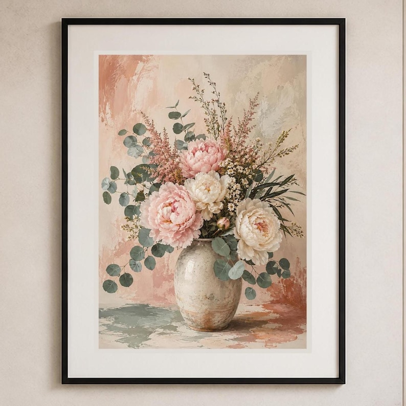 Puede incluir: Una l&aacute;mina de arte enmarcada que muestra un ramo de peon&iacute;as rosas y blancas, hojas de eucalipto y hierbas altas en un jarr&oacute;n de cer&aacute;mica redondeado. El fondo es un lavado pict&oacute;rico texturizado en tonos melocot&oacute;n, crema y verde suave.