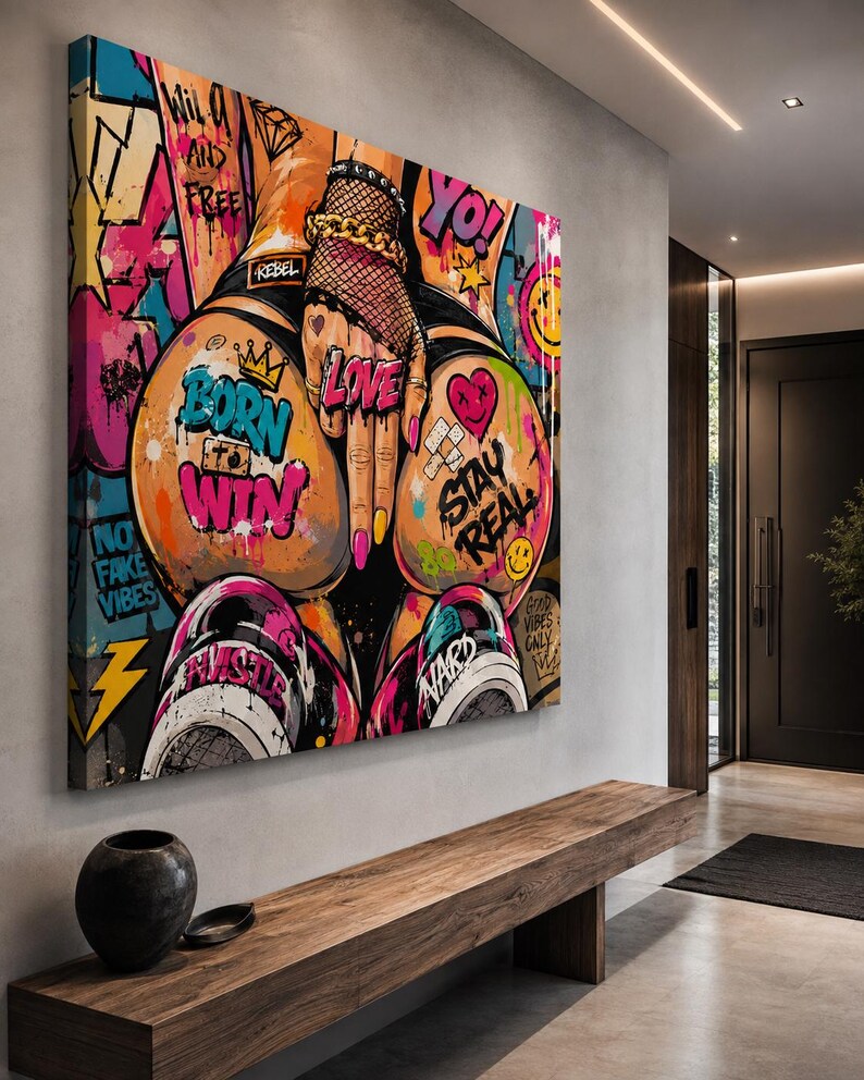 Op de afbeelding: Een rechthoekig canvas wandkunstwerk met levendige graffiti-stijl street art. Het kunstwerk toont gedurfde teksten waaronder BORN TO WIN, STAY REAL, LOVE en YO, naast kleurrijke verfspatten, visnetpatronen en gouden kettingdetails.