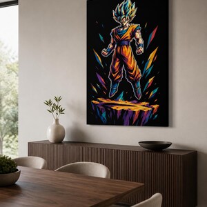 Puede incluir: Una impresi&oacute;n de arte mural rectangular que muestra un personaje de anime estilizado con cabello azul puntiagudo, vistiendo un uniforme de artes marciales naranja y azul, de pie sobre una plataforma de roca flotante sobre un fondo negro con fragmentos geom&eacute;tricos coloridos.