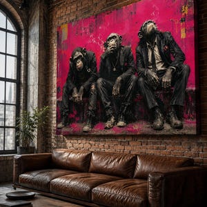 Puede incluir: Una gran pieza de arte mural rectangular que presenta a tres chimpanc&eacute;s vestidos con trajes oscuros y corbatas, sentados contra un fondo vibrante y texturizado en magenta y negro. Los chimpanc&eacute;s est&aacute;n representados en un estilo realista.