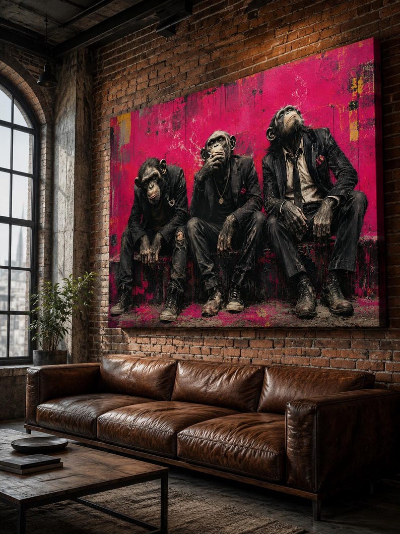 Puede incluir: Una gran pieza de arte mural rectangular que presenta a tres chimpanc&eacute;s vestidos con trajes oscuros y corbatas, sentados contra un fondo vibrante y texturizado en magenta y negro. Los chimpanc&eacute;s est&aacute;n representados en un estilo realista.