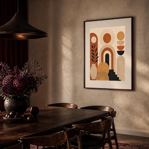 K&ouml;nnte beinhalten: Ein gerahmter Wandkunstdruck mit einer geometrischen Komposition aus Sonne, B&ouml;gen, einer Vase mit Pflanze und Treppen in Terrakotta, Senfgelb, Schwarz und Creme, pr&auml;sentiert in einem dunklen Holzrahmen an einer strukturierten beigen Wand.
