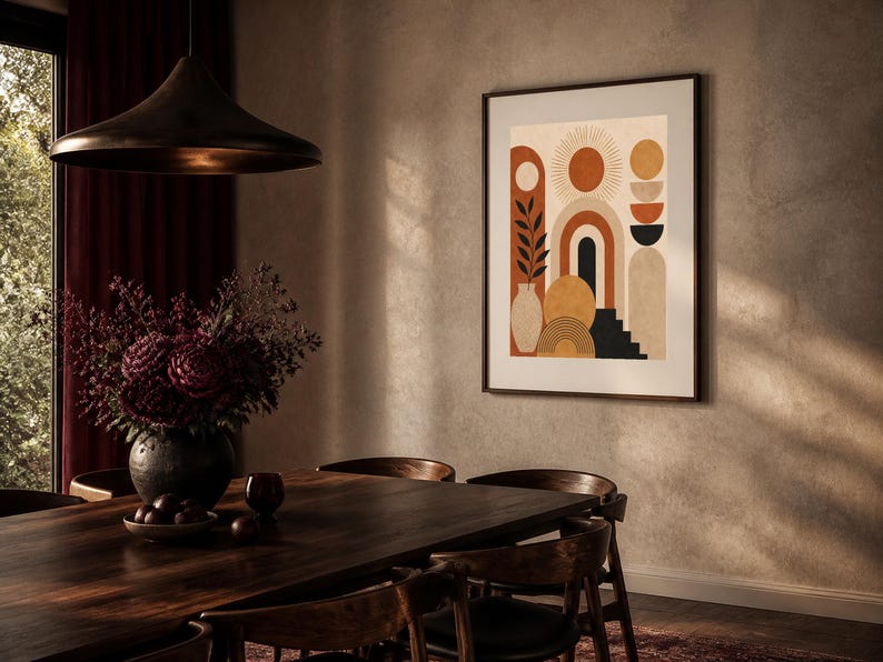 K&ouml;nnte beinhalten: Ein gerahmter Wandkunstdruck mit einer geometrischen Komposition aus Sonne, B&ouml;gen, einer Vase mit Pflanze und Treppen in Terrakotta, Senfgelb, Schwarz und Creme, pr&auml;sentiert in einem dunklen Holzrahmen an einer strukturierten beigen Wand.