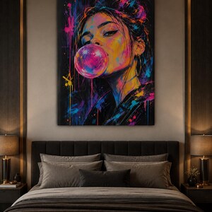 Puede incluir: Una impresi&oacute;n de arte mural rectangular que presenta un retrato abstracto y vibrante de una persona soplando una gran burbuja de chicle rosa. La obra utiliza un fondo oscuro con salpicaduras energ&eacute;ticas de pintura rosa, azul, amarilla y morada.