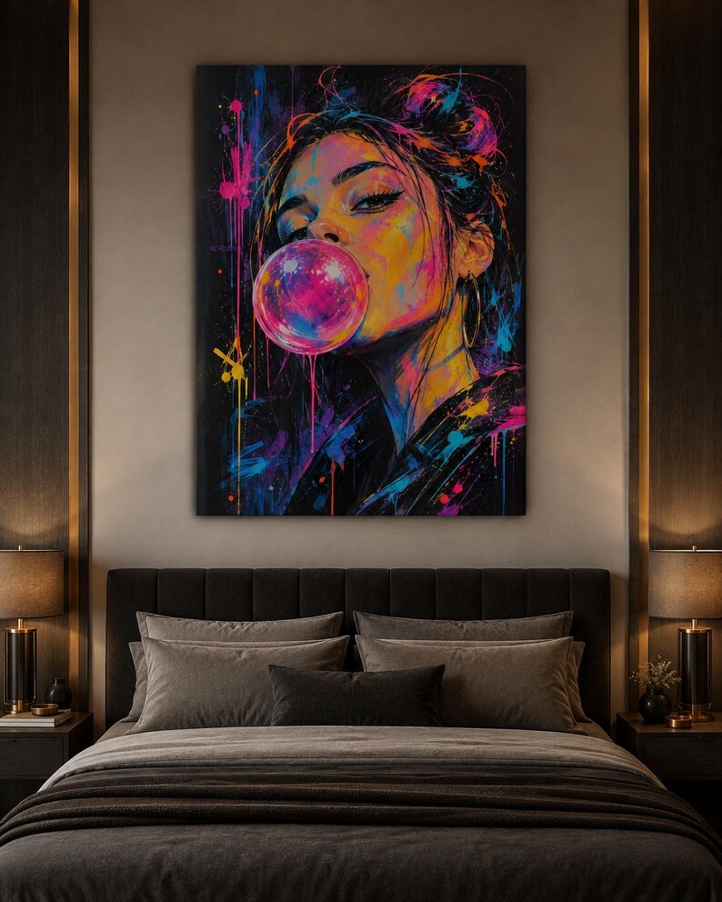 Puede incluir: Una impresi&oacute;n de arte mural rectangular que presenta un retrato abstracto y vibrante de una persona soplando una gran burbuja de chicle rosa. La obra utiliza un fondo oscuro con salpicaduras energ&eacute;ticas de pintura rosa, azul, amarilla y morada.