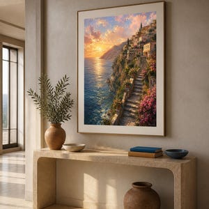 Peut inclure: Une impression d'art mural verticale encadr&eacute;e repr&eacute;sentant un village c&ocirc;tier m&eacute;diterran&eacute;en au coucher du soleil, avec des escaliers en pierre, des bougainvilliers roses et une lumi&egrave;re dor&eacute;e sur la mer, pos&eacute;e sur une console beige avec poterie.