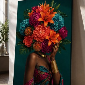 Puede incluir: Un lienzo impreso que muestra a una persona con un gran y vibrante arreglo floral en lugar de cabeza. La persona viste una prenda estampada en rosa y azul verdoso, un collar tipo gargantilla dorado, un brazalete ancho y anillos dorados.