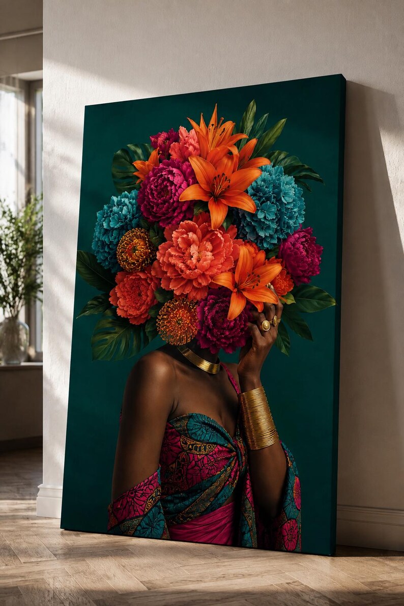 Puede incluir: Un lienzo impreso que muestra a una persona con un gran y vibrante arreglo floral en lugar de cabeza. La persona viste una prenda estampada en rosa y azul verdoso, un collar tipo gargantilla dorado, un brazalete ancho y anillos dorados.