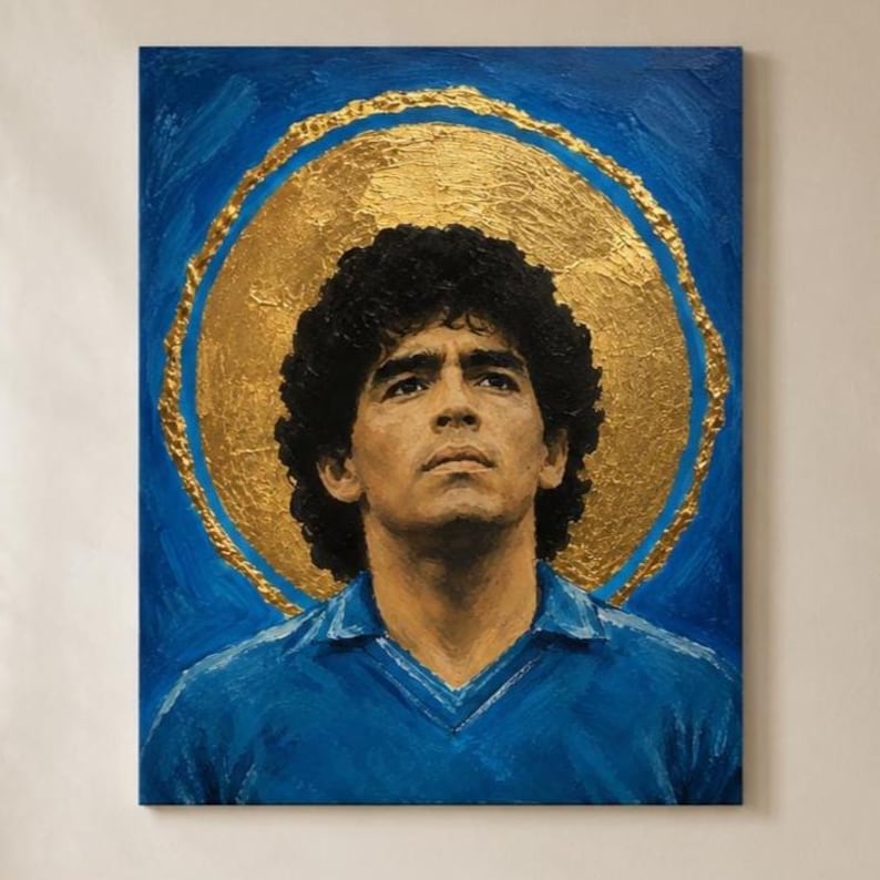 Puede incluir: Una pintura al &oacute;leo sobre lienzo que representa el retrato de un hombre con cabello oscuro y rizado que viste una camisa azul con cuello. Detr&aacute;s de la figura hay un gran halo circular dorado y texturizado sobre un fondo azul profundo.