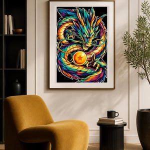 K&ouml;nnte beinhalten: Ein gerahmter Kunstdruck, der einen farbenfrohen Drachen mit Schuppen in Blau-, Lila-, Orange- und Gelbt&ouml;nen zeigt. Der Drache ist um eine leuchtend orangefarbene Kugel gewickelt, die mit einem einzelnen roten Stern markiert ist, auf schwarzem Grund.