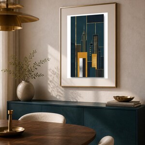 Puede incluir: Una l&aacute;mina de arte mural vertical enmarcada que muestra un horizonte urbano estilizado en azul marino profundo, acentuado con l&iacute;neas doradas verticales, un bloque amarillo mostaza s&oacute;lido y una secci&oacute;n rectangular plateada, con un paspart&uacute; blanco.