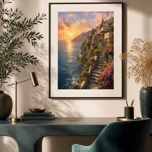 Peut inclure: Une impression d'art mural encadr&eacute;e repr&eacute;sentant un paysage c&ocirc;tier m&eacute;diterran&eacute;en au coucher du soleil. La sc&egrave;ne montre des escaliers en pierre le long d'une falaise, des bougainvilliers roses et des b&acirc;timents surplombant une mer bleue.