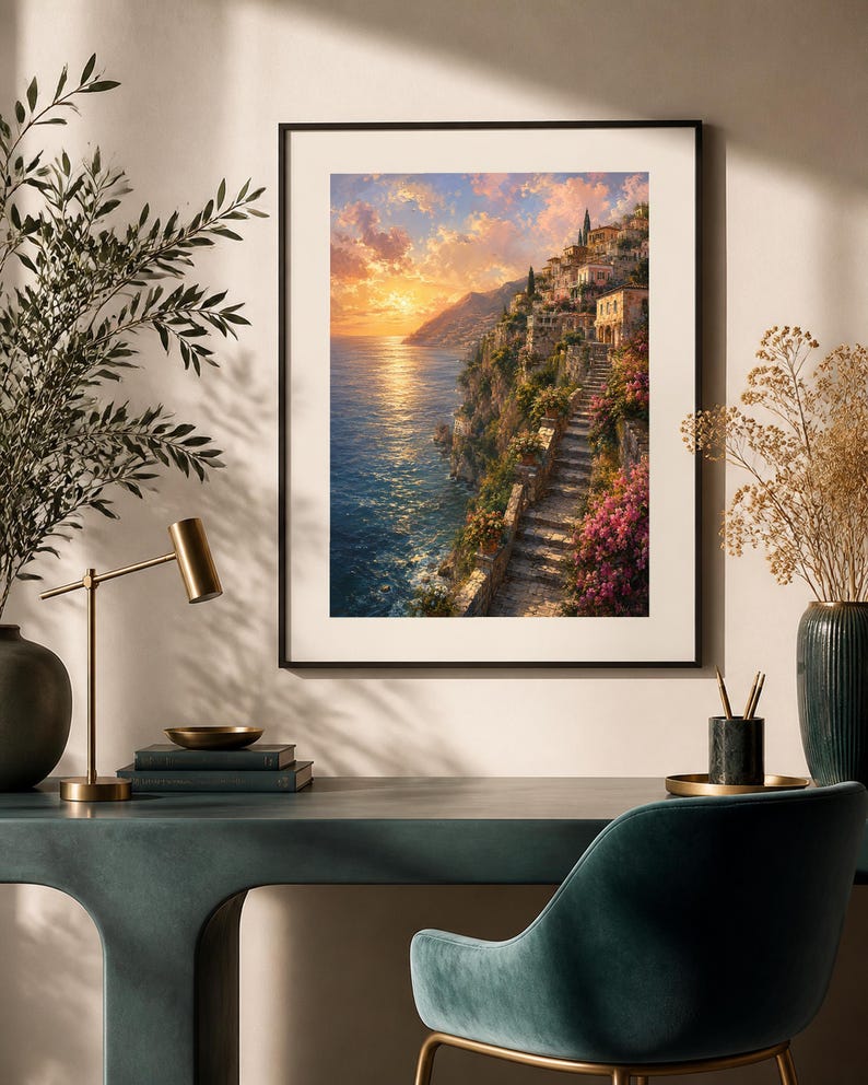 Peut inclure: Une impression d'art mural encadr&eacute;e repr&eacute;sentant un paysage c&ocirc;tier m&eacute;diterran&eacute;en au coucher du soleil. La sc&egrave;ne montre des escaliers en pierre le long d'une falaise, des bougainvilliers roses et des b&acirc;timents surplombant une mer bleue.