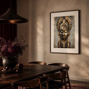 Puede incluir: Una impresi&oacute;n art&iacute;stica enmarcada que presenta un retrato estilizado de una persona con un tocado sim&eacute;trico y ornamentado en tonos oro, bronce y negro. La obra muestra patrones geom&eacute;tricos intrincados y motivos circulares sobre un fondo texturizado.