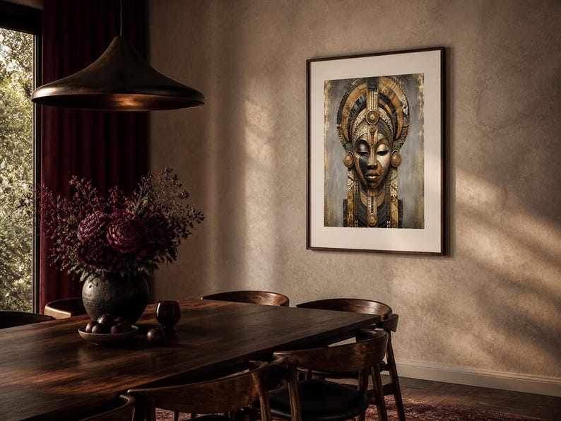 Puede incluir: Una impresi&oacute;n art&iacute;stica enmarcada que presenta un retrato estilizado de una persona con un tocado sim&eacute;trico y ornamentado en tonos oro, bronce y negro. La obra muestra patrones geom&eacute;tricos intrincados y motivos circulares sobre un fondo texturizado.