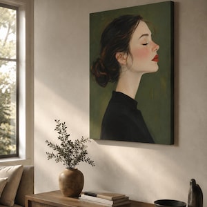 Puede incluir: Una impresi&oacute;n de arte mural rectangular que presenta un retrato de perfil de una persona con cabello oscuro recogido en un mo&ntilde;o, vistiendo una prenda negra sobre un fondo verde oliva oscuro. Tiene los ojos cerrados, mejillas rosadas y labios rojos.