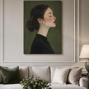Puede incluir: Una impresi&oacute;n de arte mural rectangular que muestra un retrato de perfil de una persona con cabello oscuro recogido en un mo&ntilde;o, vistiendo una prenda negra de cuello alto. Tiene los ojos cerrados, mejillas sonrosadas y labios rojos sobre fondo verde.