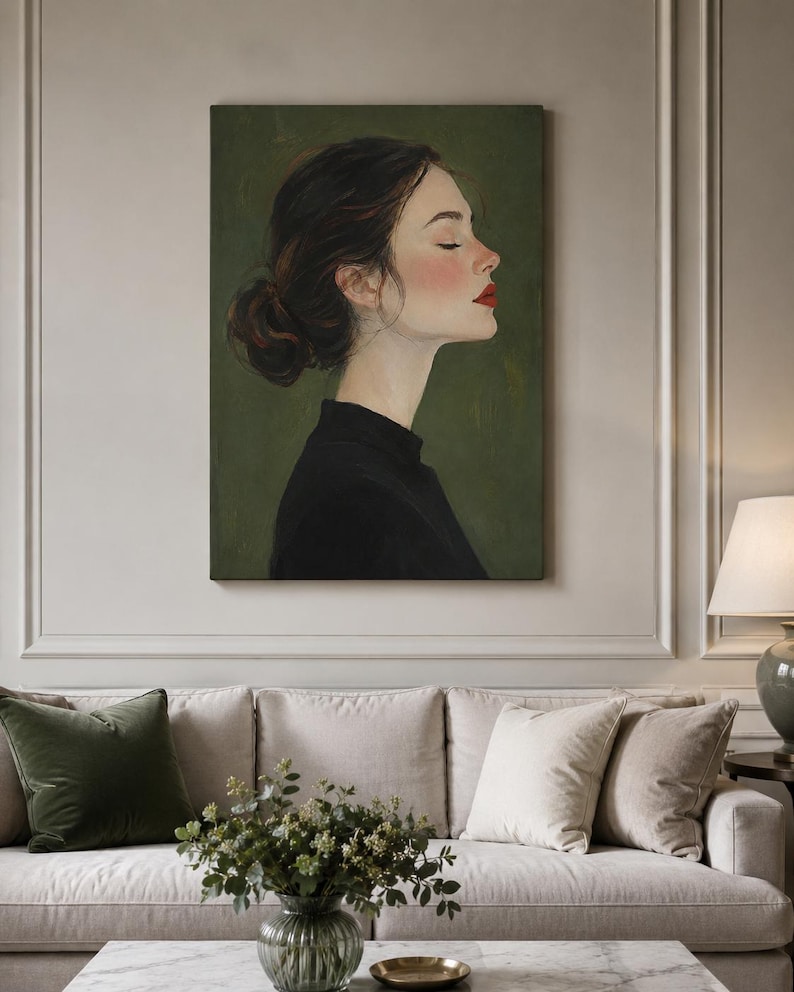 Puede incluir: Una impresi&oacute;n de arte mural rectangular que muestra un retrato de perfil de una persona con cabello oscuro recogido en un mo&ntilde;o, vistiendo una prenda negra de cuello alto. Tiene los ojos cerrados, mejillas sonrosadas y labios rojos sobre fondo verde.