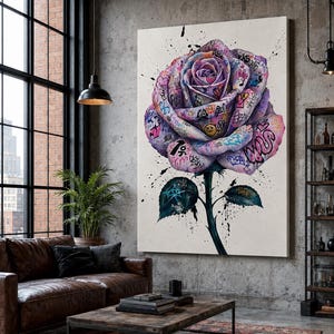 Puede incluir: Un gran lienzo rectangular para pared que presenta una rosa central de color morado y rosa cubierta con etiquetas, s&iacute;mbolos y texto coloridos al estilo grafiti. La flor tiene un tallo verde oscuro y dos hojas, con salpicaduras de pintura negra.