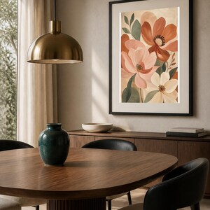 Puede incluir: Una impresi&oacute;n de arte mural vertical enmarcada que presenta una composici&oacute;n floral estilizada con p&eacute;talos grandes y superpuestos en tonos terracota, rosa suave y crema, acentuados por hojas verdes apagadas sobre un fondo texturizado neutro.