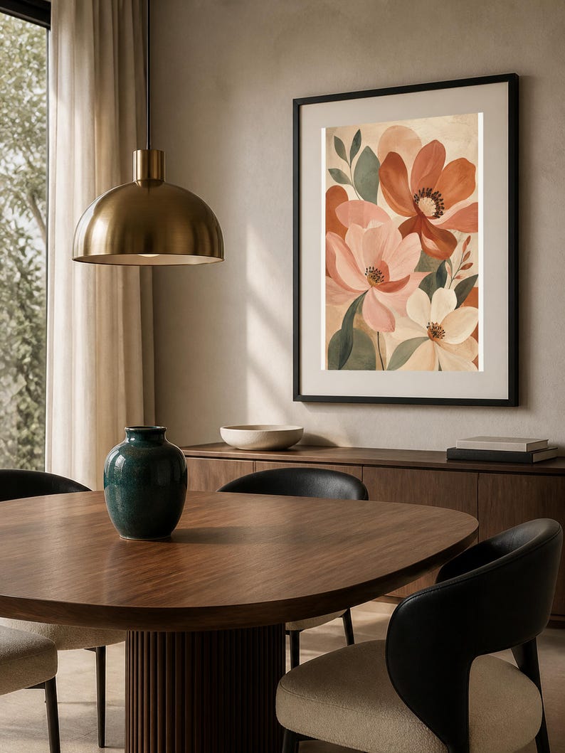 Puede incluir: Una impresi&oacute;n de arte mural vertical enmarcada que presenta una composici&oacute;n floral estilizada con p&eacute;talos grandes y superpuestos en tonos terracota, rosa suave y crema, acentuados por hojas verdes apagadas sobre un fondo texturizado neutro.