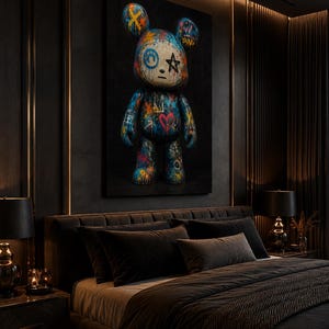 Op de afbeelding: Een rechthoekige wandkunstprint met een gestileerde berenfiguur bedekt met levendige graffiti-achtige verfspatten, waaronder blauwe, oranje en roze tinten. De beer heeft een ster over &eacute;&eacute;n oog, een hart op de borst en een zwarte achtergrond.