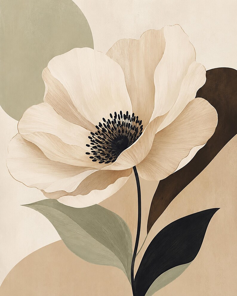 K&ouml;nnte beinhalten: Ein Wandkunstdruck mit einer gro&szlig;en, blassbeigen Blume mit zarten, geschichteten Bl&uuml;tenbl&auml;ttern und einer dunklen, strukturierten Mitte. Die Blume ist vor einem Hintergrund aus weichen, ged&auml;mpften Formen in Salbeigr&uuml;n, Creme und Braun mit dunkelgr&uuml;nen Bl&auml;ttern platziert.