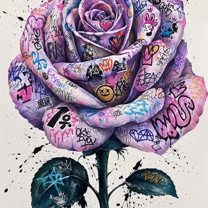 Puede incluir: Una gran ilustraci&oacute;n de una rosa morada cubierta con coloridos grafitis, s&iacute;mbolos y textos que incluyen "RISE", "DREAM" y "LOVE YOU". La flor presenta un icono de cara sonriente amarilla en un p&eacute;talo, sobre un fondo blanco con salpicaduras de pintura negra.