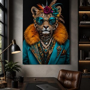 Pu&ograve; includere: Una stampa artistica da parete raffigurante un leopardo con occhiali da sole color ottanio, un colletto in pelliccia sintetica arancione brillante e un blazer color ottanio. Il leopardo indossa collane di perle, una spilla e un ornamento floreale.