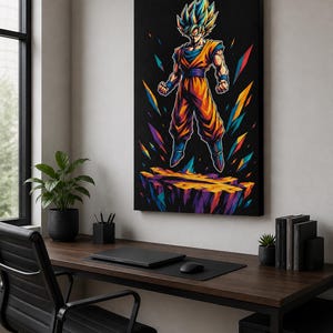 Puede incluir: Un lienzo rectangular de pared que presenta una ilustraci&oacute;n vibrante de un personaje con cabello puntiagudo, vestido con un gi naranja y botas azules, flotando sobre una plataforma dentada. La obra utiliza colores llamativos sobre fondo negro.
