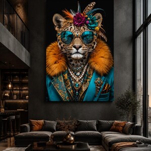 Pu&ograve; includere: Una stampa artistica da parete raffigurante un leopardo con occhiali da sole color ottanio, un grande colletto in pelliccia sintetica arancione e un blazer ottanio con motivi dorati, decorato con collane di perle, una spilla e un copricapo floreale.