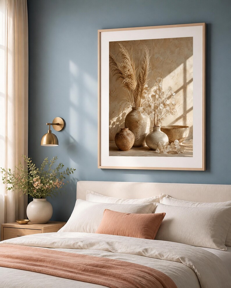 K&ouml;nnte beinhalten: Ein gerahmter Kunstdruck mit einem Stillleben aus drei Keramikvasen und einer Schale, gef&uuml;llt mit getrocknetem Pampasgras und Silberblatt-Stielen. Das Bild zeigt warme Beige- und Braunt&ouml;ne mit weichem Sonnenlicht und Fensterkreuzschatten.