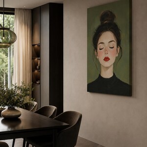 Puede incluir: Un lienzo vertical de arte mural que muestra el retrato de una persona con un mo&ntilde;o alto, ojos cerrados y labios de color rojo brillante. El sujeto viste una prenda negra de cuello alto sobre un fondo verde oliva s&oacute;lido, estilo pict&oacute;rico.