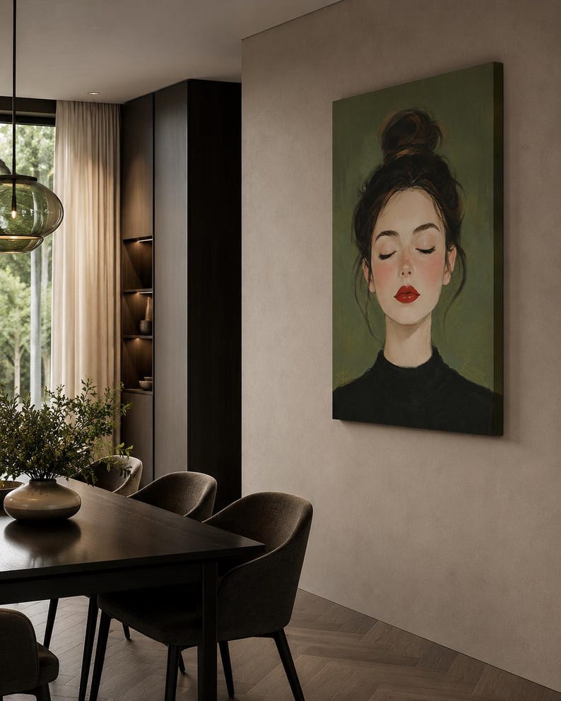 Puede incluir: Un lienzo vertical de arte mural que muestra el retrato de una persona con un mo&ntilde;o alto, ojos cerrados y labios de color rojo brillante. El sujeto viste una prenda negra de cuello alto sobre un fondo verde oliva s&oacute;lido, estilo pict&oacute;rico.
