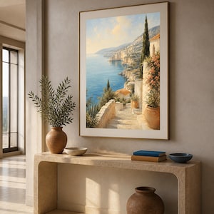 Puede incluir: Una impresi&oacute;n de arte mural vertical enmarcada que representa un paisaje costero mediterr&aacute;neo con una escalera de piedra que conduce hacia un mar azul, con macetas de terracota con vegetaci&oacute;n, un cipr&eacute;s alto y edificios claros.