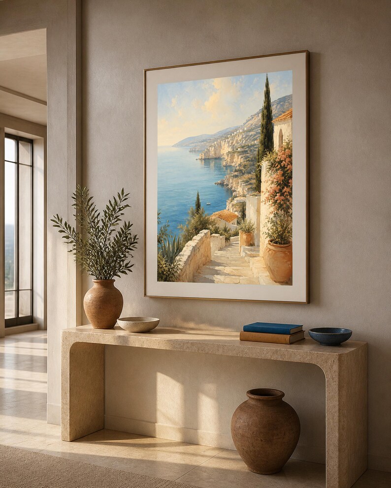Puede incluir: Una impresi&oacute;n de arte mural vertical enmarcada que representa un paisaje costero mediterr&aacute;neo con una escalera de piedra que conduce hacia un mar azul, con macetas de terracota con vegetaci&oacute;n, un cipr&eacute;s alto y edificios claros.