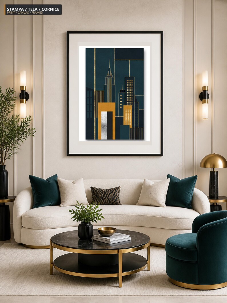 Puede incluir: Una l&aacute;mina de arte enmarcada que muestra un horizonte urbano estilizado en tonos azul oscuro, dorado y plateado. La obra presenta siluetas geom&eacute;tricas de edificios con l&iacute;neas verticales y ventanas iluminadas, presentada en un marco negro con paspart&uacute;.