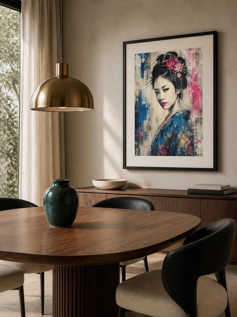 Puede incluir: Una impresi&oacute;n de arte mural enmarcada que presenta el retrato de una persona con cabello oscuro recogido en un mo&ntilde;o con flores rosas, vistiendo una prenda azul estampada, acentuada por salpicaduras abstractas de pintura azul y rosa.