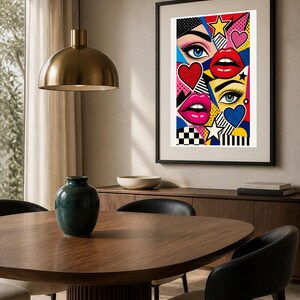 Peut inclure: Une impression d'art mural encadr&eacute;e pr&eacute;sentant un collage pop art vibrant compos&eacute; d'yeux stylis&eacute;s, de l&egrave;vres rouges et roses, d'&eacute;toiles jaunes et de c&oelig;urs bleus. La composition inclut des motifs g&eacute;om&eacute;triques comme des damiers et des rayures.