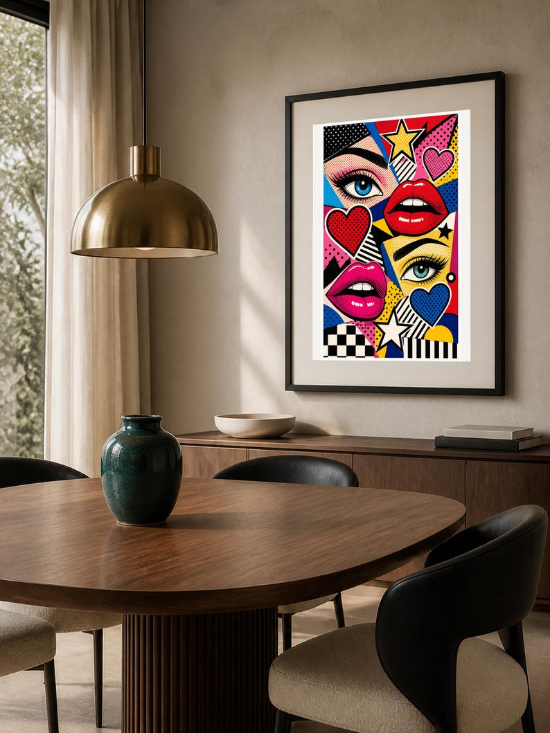 Peut inclure: Une impression d'art mural encadr&eacute;e pr&eacute;sentant un collage pop art vibrant compos&eacute; d'yeux stylis&eacute;s, de l&egrave;vres rouges et roses, d'&eacute;toiles jaunes et de c&oelig;urs bleus. La composition inclut des motifs g&eacute;om&eacute;triques comme des damiers et des rayures.