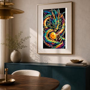 K&ouml;nnte beinhalten: Ein gerahmter Wandkunstdruck, der einen farbenfrohen Drachen mit Schuppen in Blau-, Lila- und Oranget&ouml;nen zeigt, der sich um eine leuchtend orangefarbene Kugel mit einem einzelnen roten Stern in der Mitte windet, vor einem schwarzen Hintergrund.