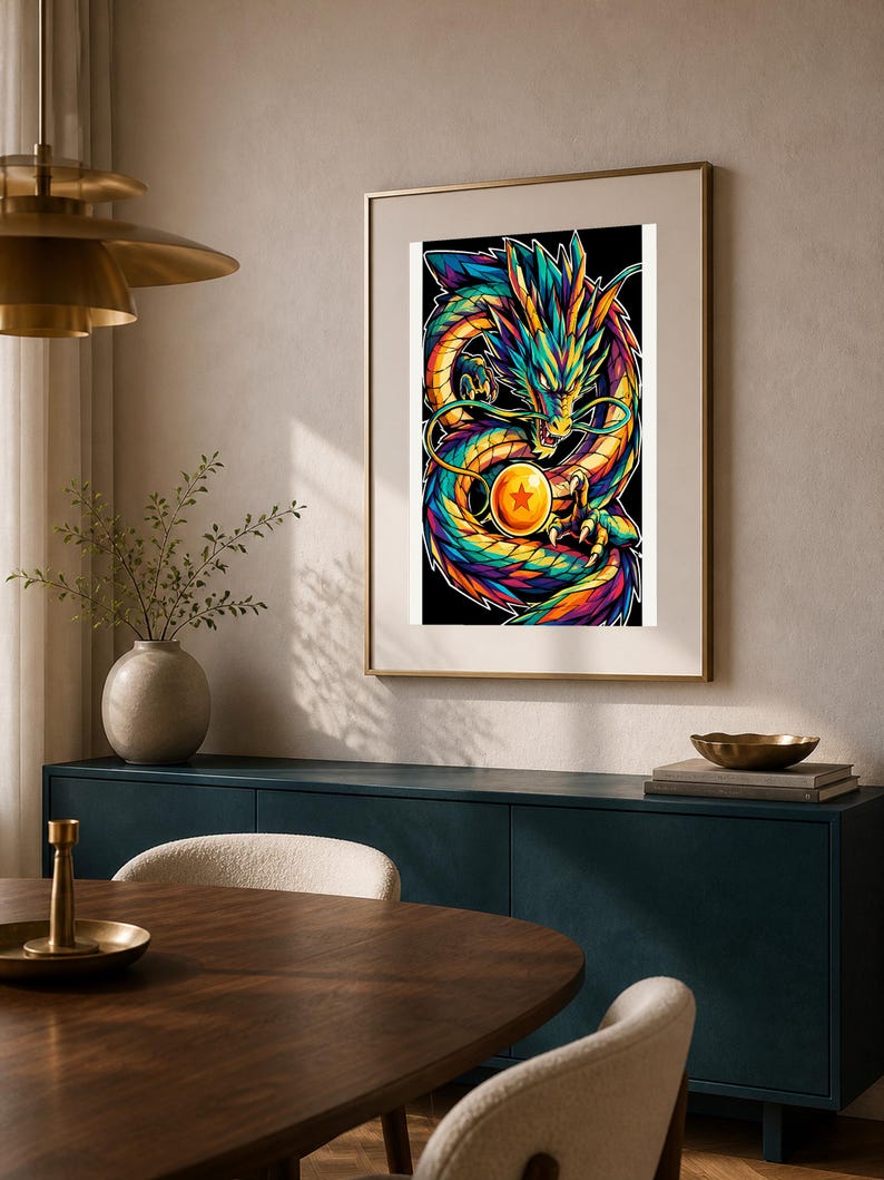 K&ouml;nnte beinhalten: Ein gerahmter Wandkunstdruck, der einen farbenfrohen Drachen mit Schuppen in Blau-, Lila- und Oranget&ouml;nen zeigt, der sich um eine leuchtend orangefarbene Kugel mit einem einzelnen roten Stern in der Mitte windet, vor einem schwarzen Hintergrund.