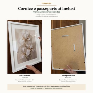 Peut inclure: Un cadre photo blanc avec un passe-partout amovible contenant une impression de fleurs d'iris blanches. Le texte TRAMAPURA, Cornice e passepartout inclusi, Frame & mount/mat included, Vista frontale, Front view, Vista posteriore, Rear view est visible.