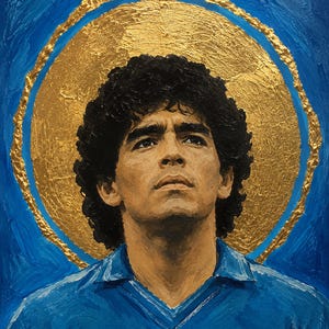 Puede incluir: Una pintura al &oacute;leo sobre lienzo que representa un retrato de Diego Maradona con cabello oscuro y rizado, vistiendo una camisa azul con cuello. Detr&aacute;s de la cabeza hay un gran halo circular de pan de oro texturizado sobre un fondo azul intenso.