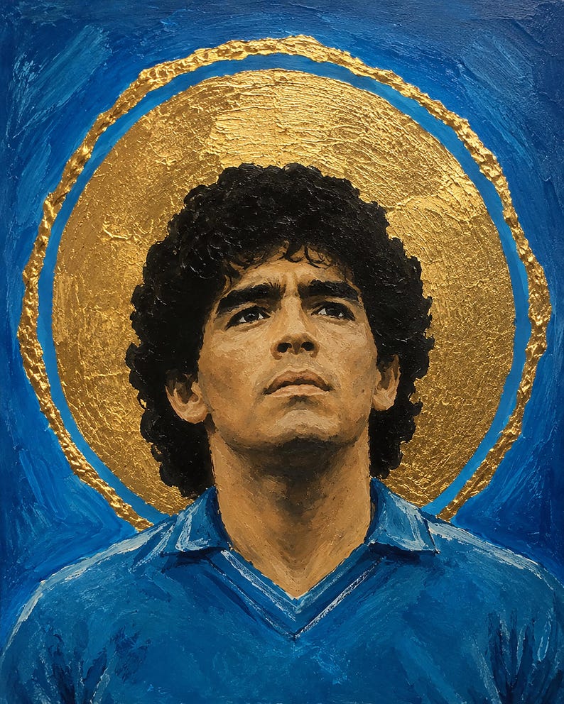 Puede incluir: Una pintura al &oacute;leo sobre lienzo que representa un retrato de Diego Maradona con cabello oscuro y rizado, vistiendo una camisa azul con cuello. Detr&aacute;s de la cabeza hay un gran halo circular de pan de oro texturizado sobre un fondo azul intenso.