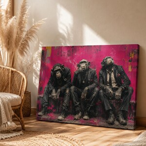 Puede incluir: Un lienzo rectangular que muestra a tres chimpanc&eacute;s vestidos con trajes oscuros y corbatas, sentados uno al lado del otro sobre un fondo magenta vibrante y desgastado. Los chimpanc&eacute;s est&aacute;n representados con un estilo realista y formal.