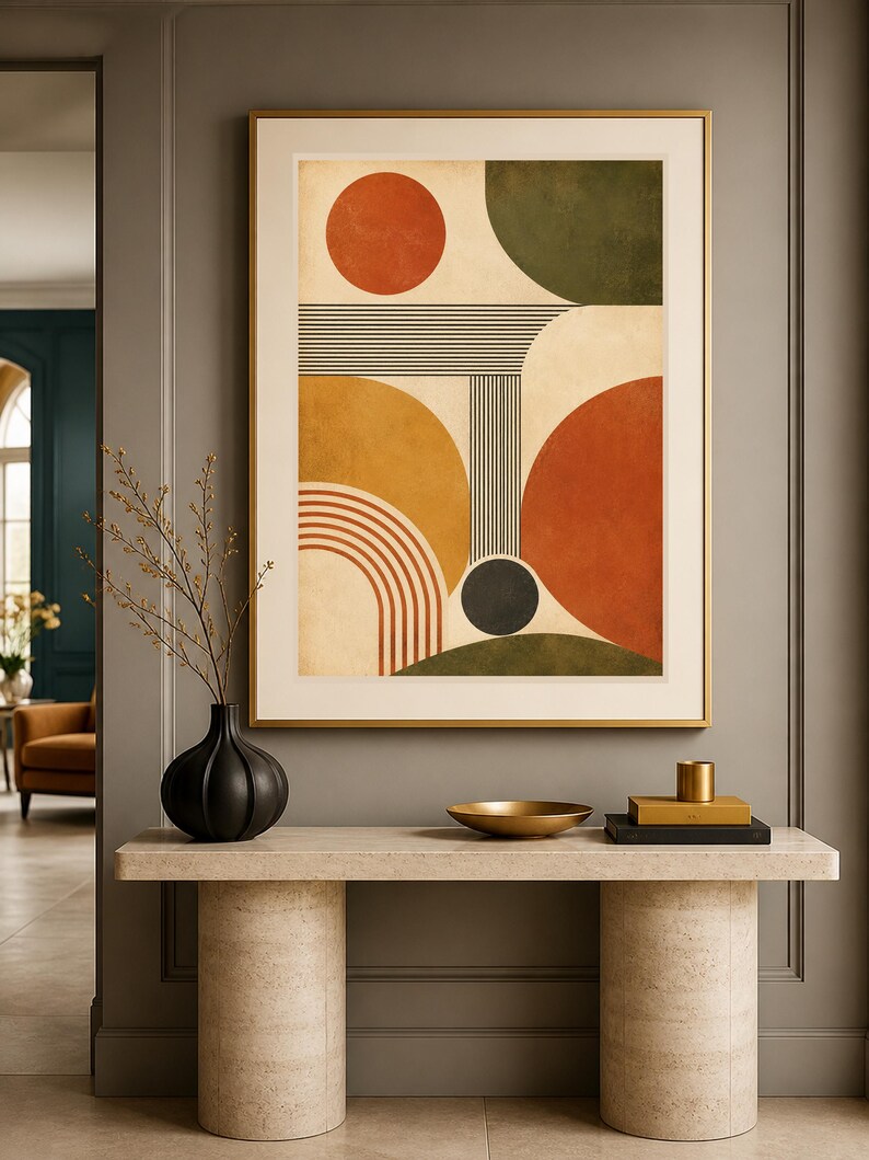Puede incluir: Una l&aacute;mina de arte mural enmarcada que presenta una composici&oacute;n geom&eacute;trica de c&iacute;rculos, semic&iacute;rculos y l&iacute;neas paralelas en tonos naranja quemado, amarillo mostaza y verde oliva sobre un fondo crema, en un marco fino de color dorado.