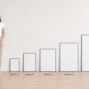 Puede incluir: Cinco p&oacute;steres rectangulares blancos en blanco con marcos negros delgados, dispuestos en tama&ntilde;o creciente de 21x30 cm a 70x100 cm. Una figura de referencia se encuentra al lado, con una l&iacute;nea discontinua que indica una altura de 170 cm.