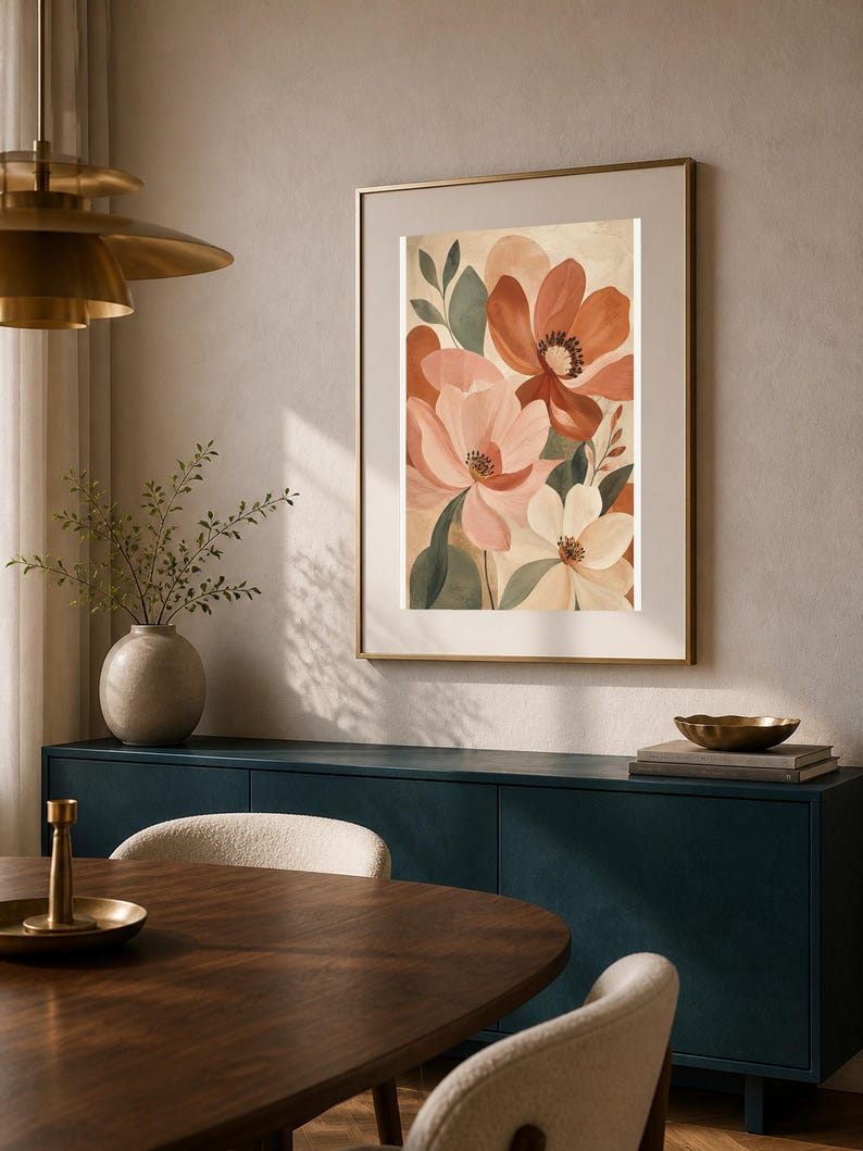 Puede incluir: Una impresi&oacute;n de arte mural vertical enmarcada que presenta una ilustraci&oacute;n bot&aacute;nica de flores grandes y estilizadas en tonos terracota, rosa suave y crema, acentuadas con hojas de color verde apagado sobre un fondo texturizado, c&aacute;lido y neutro.